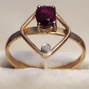 9K Gold Ring with gemstone (garnet)